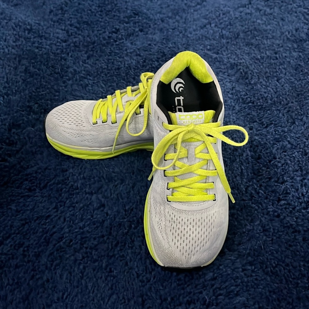 Women's Topo Athletic Fli-Lyte 3 - size 8 - silver/lime